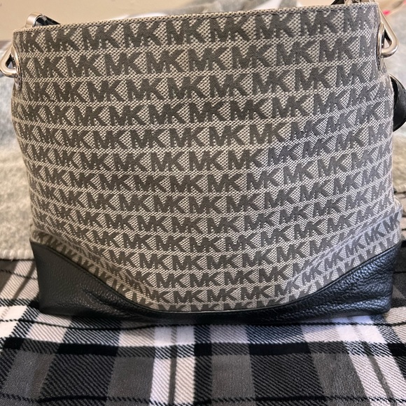 micheal kors authentic - Picture 3 of 8